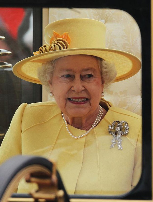 Satu lagi bros pemberian nenek Ratu Elizabeth II, Ratu Mary. Bentuk simpul menyerupai pita merupakan simbol dari cinta sejati. Foto: dok. Sean Gallup/Getty Images