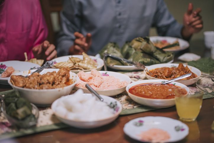 Buka Puasa Sebaiknya Sebelum atau Sesudah Sholat Maghrib?
