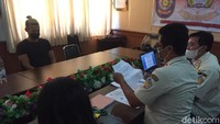2 Orang warga negara asing (WNA) di Bali yang membuat prank dengan melukis masker di wajah untuk mengelabui petugas diperiksa Satpol PP.