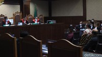 Kehadiran langsung ini ditetapkan hakim setelah sidang sebelumnya berlangsung virtual.