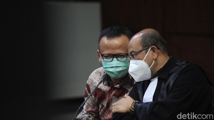Mantan Menteri Kelautan dan Perikanan Edhy Prabowo hadir langsung di ruang sidang Pengadilan Tipikor Jakarta. Hari ini, untuk pertama kali Edhy Prabowo hadir langsung di ruang sidang terkait kasus ekspor benur.