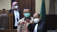 Edhy Prabowo didakwa menerima uang suap yang totalnya mencapai Rp 25,7 miliar dari pengusaha eksportir benih bening lobster (BBL) atau benur. Jaksa mengatakan Edhy menerima uang suap dari beberapa tangan anak buahnya.