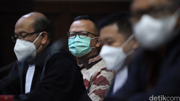 Mantan Menteri Kelautan dan Perikanan Edhy Prabowo hadir langsung di ruang sidang Pengadilan Tipikor Jakarta. Hari ini, untuk pertama kali Edhy Prabowo hadir langsung di ruang sidang terkait kasus ekspor benur.