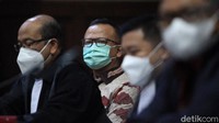 Edhy Prabowo tampak serius menyimak keterangan saksi.