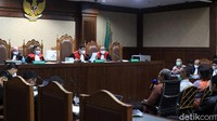 Dalam sidang sebelumnya, Edhy didakwa bersama stafsus dan Ketua Tim Uji Tuntas Perizinan Budi Daya Lobster Andreau Misanta Pribadi, dan Safri selaku stasfus Edhy dan Wakil Ketua Tim Uji Tuntas, Amiril Mukminin selaku sekretaris pribadi Edhy, dan Ainul Faqih selaku staf pribadi istri Edhy Iis Rosita Dewi, serta Sidwadhi Pranoto Loe selaku Komisaris PT Perishable Logistics Indonesia (PT PLI) dan pemilik PT Aero Citra Kargo (PT ACK).