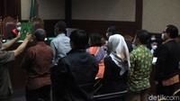 Para saksi disumpah sebelum memberikan keterangan di hadapan hakim.