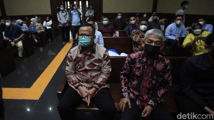 Edhy Prabowo Dihadirkan di Sidang Kasus Ekspor Benur Mantan Menteri Kelautan dan Perikanan Edhy Prabowo hadir langsung di ruang sidang Pengadilan Tipikor Jakarta. Hari ini, untuk pertama kali Edhy Prabowo hadir langsung di ruang sidang terkait kasus ekspor benur.