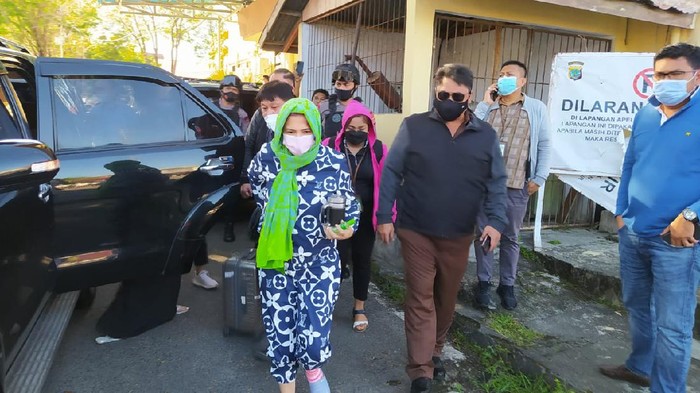 Eks Bupati Minahasa Utara Vonnie Anneke Panambunan tersangka korupsi proyek pemecah ombak Rp 6,7 M ditangkap (dok. Istimewa).