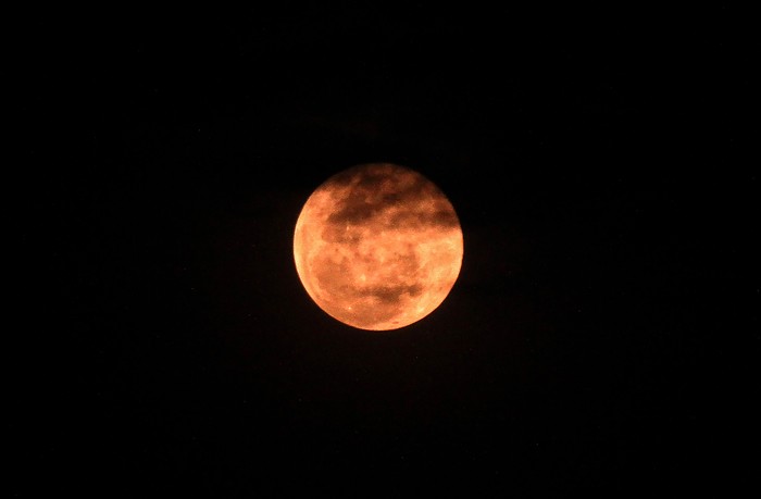 Fenomena Bulan Supermoon atau super Pink Moon menghiasi langit Kota Lhokseumawe, Aceh, Selasa (27/4/2021). Menurut Lembaga Penerbangan dan Antariksa Nasional (LAPAN) fenomena Pink Supermoon yang melintasi langit Indonesia dengan jarak dekat dengan Perige (garis edar suatu benda langit yang terdekat dengan bumi) 357.616 kilometer itu adalah fenomena pertama di antara dua supermoon tahun 2021. ANTARA FOTO/Rahmad/rwa.