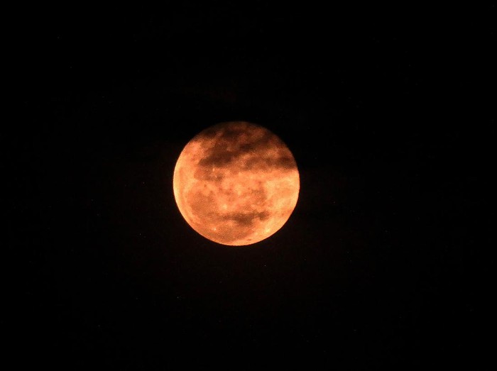 Fenomena Bulan Supermoon atau super Pink Moon menghiasi langit Kota Lhokseumawe, Aceh, Selasa (27/4/2021). Menurut Lembaga Penerbangan dan Antariksa Nasional (LAPAN) fenomena Pink Supermoon yang melintasi langit Indonesia dengan jarak dekat dengan Perige (garis edar suatu benda langit yang terdekat dengan bumi) 357.616 kilometer itu adalah fenomena pertama di antara dua supermoon tahun 2021. ANTARA FOTO/Rahmad/rwa.