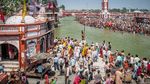Foto: Kumbh Mela, Mandi Massal yang Bikin Tsunami COVID di India