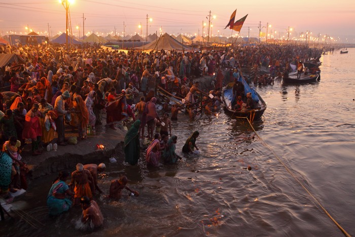 Festival Kumbh Mela di India Allahabad, India - February 10, 2013: Allahabad, India - February 10, 2013:Thousands of Hindu devotees come to the confluence of the Ganges and the Yamuna River for holy dip during the festival Kumbh Mela. It is the world's largest religious gathering