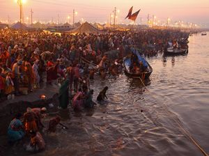 Mengenal Festival Mandi Massal, yang Bikin Kasus Corona di India Melonjak
