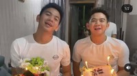 Dikenal dari kontes ajang pencarian bakat. Kini Ridho dan Rizki memiliki banyak penggemar. Ini meriahnya acara ulang tahun mereka, dengan kue berhias foto keduanya. Foto: Instagram Ridho & Rizki