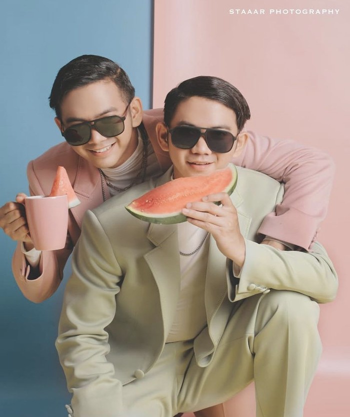 Gaya si Kembar Ridho dan Rizki DA Saat Makan dan Nongkrong Bareng Gaya si Kembar Ridho dan Rizki DA Saat Makan dan Nongkrong Bareng