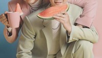 Adakan pemotretan, Ridho dan Rizki kompak memegang buah semangka penuh warna. Hasil foto jepretan Staaar Photography ini tak kalah kece. Foto: Instagram Ridho & Rizki