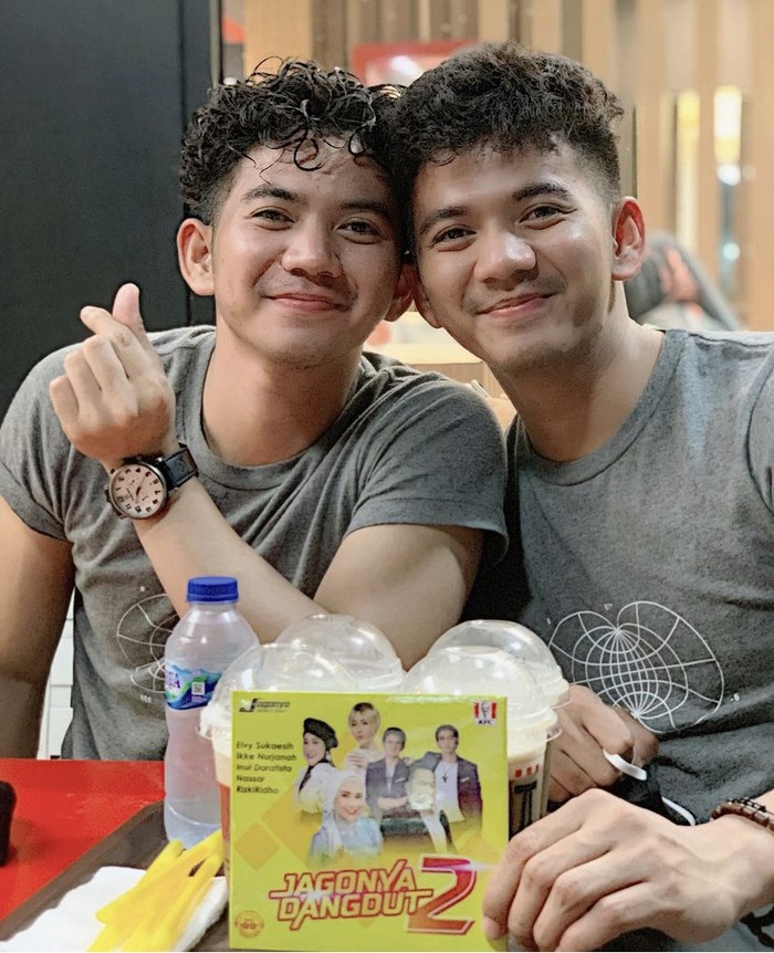 Gaya si Kembar Ridho dan Rizki DA Saat Makan dan Nongkrong Bareng