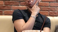 Kalau ini pose Ridho yang nyantai sambil menikmati secangkir kopi disela-sela kesibukannya. Foto: Instagram Ridho & Rizki