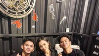  Meski kini sudah sama-sama dewasa, tapi Ridho dan Rizki tetap menjaga kekompakan mereka. Terbukti nih mereka berdua masih sering ngopi dan nongkrong bareng. Foto: Instagram Ridho & Rizki