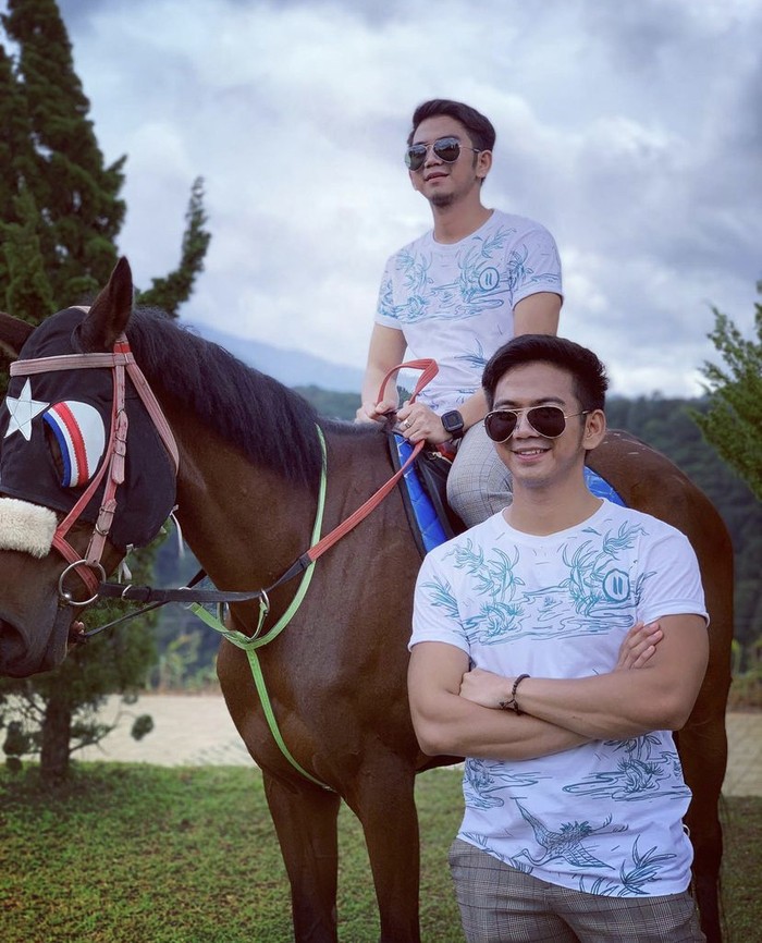 Gaya si Kembar Ridho dan Rizki DA Saat Makan dan Nongkrong Bareng Gaya si Kembar Ridho dan Rizki DA Saat Makan dan Nongkrong Bareng