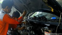 Fajar mengatakan promo ini baru berlangsung selama Ramadhan tahun ini.  Selain syarat berupa setoran surat pendek, mobil yang diservis pun harus berumur di atas 10 tahun. Foto: Ridwan Arifin