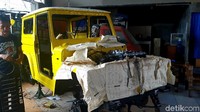 Pengerjaan tune up itu di antaranya pembersihan busi, filter-filter udara, kalau mobil karburator nanti kita setelin karburatornya, jika masih pakai platina kita setel platinanya, kata Sriyono. Foto: Ridwan Arifin