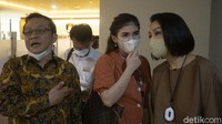 Ini merupakan panggilan kedua bagi Rina Kosasih sebagai saksi, ia dan Cindy mendatangi Bareskrim Polri sejak pukul 10.00 WIB hingga 15.30 WIB.