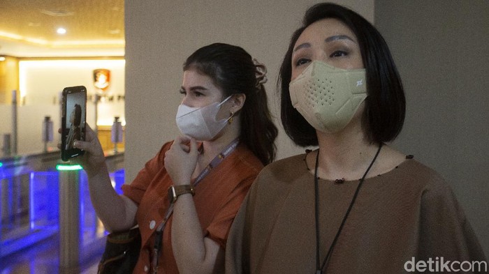 Istri Dirut Taspen Kembali Sambangi Bareskrim Rina Kosasih dan selebgram Cindy Lazar Mamesah mendatangi kantor Bareskrim Polri, Jakarta, Rabu (28/4/2021).