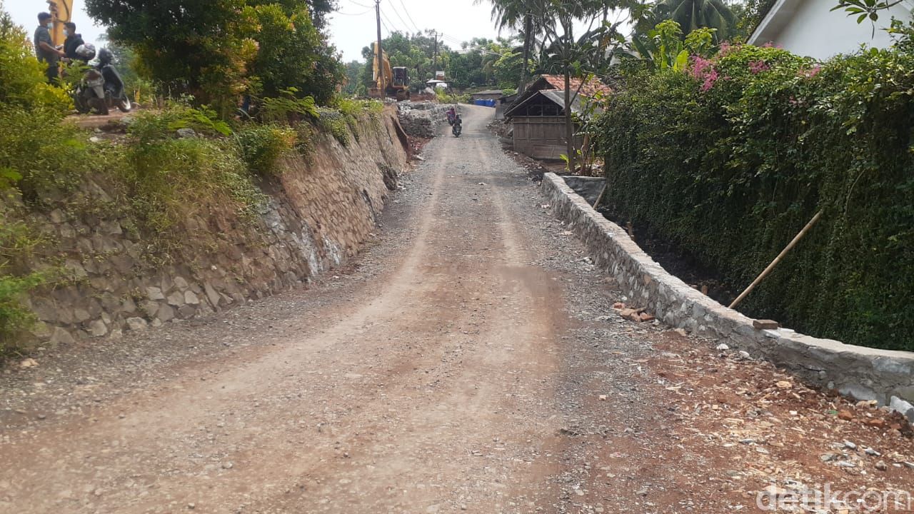 Jalan alternatif dekat longsor Jl Tanjung Burung, Teluknaga, Kabupaten Tangerang. (Afzal NI/detikcom)