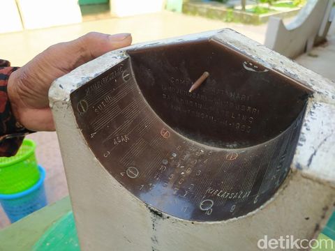 Jam matahari yang berada di Masjid Baiturrahman Dusun Pagiren, Desa Jambewangi, Kecamatan Secang, Kabupaten Magelang, Rabu (28/4/2021).