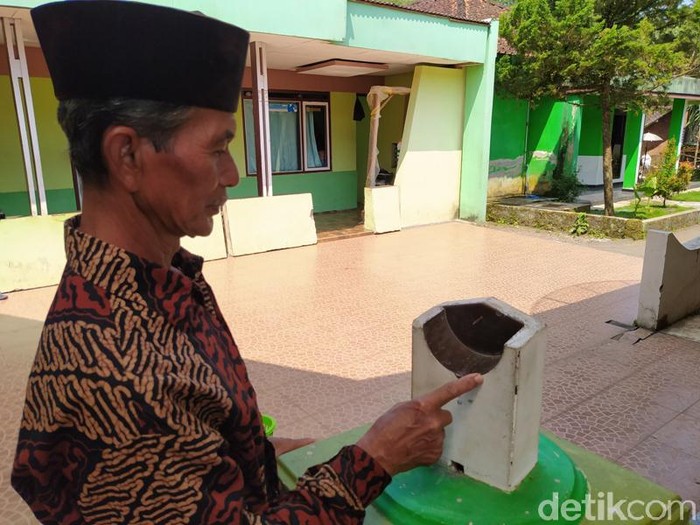 Jam matahari yang berada di Masjid Baiturrahman Dusun Pagiren, Desa Jambewangi, Kecamatan Secang, Kabupaten Magelang, Rabu (28/4/2021).