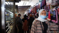 Dua pekan menjelang lebaran Idul Fitri 2021 ternyata membawa berkah bagi para pedagang. Pasalnya, sudah menjadi tradisi masyarakat Indonesia untuk membeli baju baru atau alat ibadah baru untuk menyambut Hari Raya Idul Fitri.