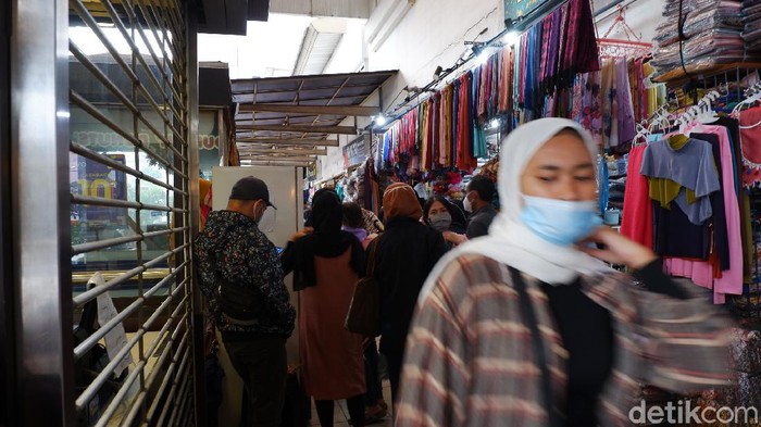 Jelang Lebaran, Kunjungan Pasar Baru Bandung Membludak Himpunan Pedagang Pasar Baru (HP2B) bahkan mencatat kunjungan pembeli ke Pasar Baru Bandung meningkat drastis hingga 10 kali lipat.