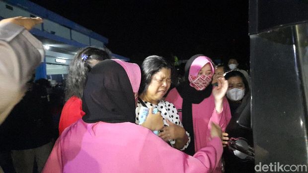 Jenazah anggota Polri, Bharatu (Anumerta) I Komang Wira Natha, yang gugur ditembak KKB Papua tiba di Palembang (Prima Syahbana/detikcom)