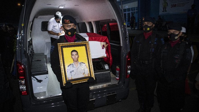 JENAZAH POLISI YANG TERTEMBAK DI PAPUA TIBA DI PALEMBANG Personel Brimob Polda Sumatera Selatan mengusung peti jenazah personel Batalyon C Res III Pas Pelopor Korbrimob Polri Bharada I Komang Wira Natha saat tiba di terminal kargo Bandara Internasional Sultan Mahmud Badaruddin (SMB) II Palembang, Sumatera Selatan, Rabu (28/4/2021). Anggota Satgas Nemangkawi Bharada I Komang Wira Natha tersebut gugur akibat tertembak oleh Kelompok Separatis dan Teroris (KST) Papua di Kampung Makki, Distrik Ilaga Utara, Kabupaten Puncak, Papua pada Selasa (27/4) lalu. ANTARA FOTO/Nova Wahyudi/aww.