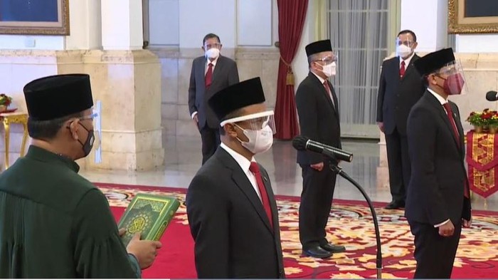Nadiem Makarim dan Bahlil Lahadalia resmi mengemban jabatan baru di Kabinet Indonesia Maju. Mereka berdua dilantik Presiden Joko Widodo (Jokowi) sebagai Mendikbud-Ristek dan Menteri Investasi.