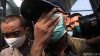 Pantauan detikcom, Angin Prayitno keluar dari Gedung Merah Putih KPK, Jakarta Selatan, pukul 14.35 WIB, Rabu (28/4/2021). Angin terlihat mengenakan topi dan masker dengan rapat, seakan-akan menutupi muka.