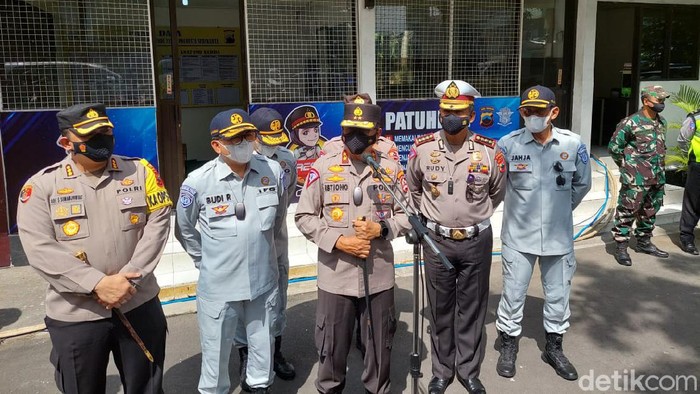 Kakorlantas Irjen Pol Istiono meninjau pos penyekatan di Solo, 28/4/2021