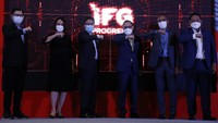 Rizal Ariansyah - Direktur Keuangan dan Umum Indonesia Financial Group (IFG), bersama Masyita Crystallin Ph. D - Komisaris Indonesia Financial Group (IFG), Fauzi Ichsan - Komisaris Utama Indonesia Financial Group (IFG), Agus Martowardojo - Ketua Dewan Penasihat IFG Progress, Robertus Billitea - Direktur Utama Indonesia Financial Group (IFG), Pantro Pander Silitonga - Direktur Bisnis Indonesia Financial Group, saat peresmian lembaga think thank IFG Research Institute, yang diberi nama IFG Progress, di Jakarta.