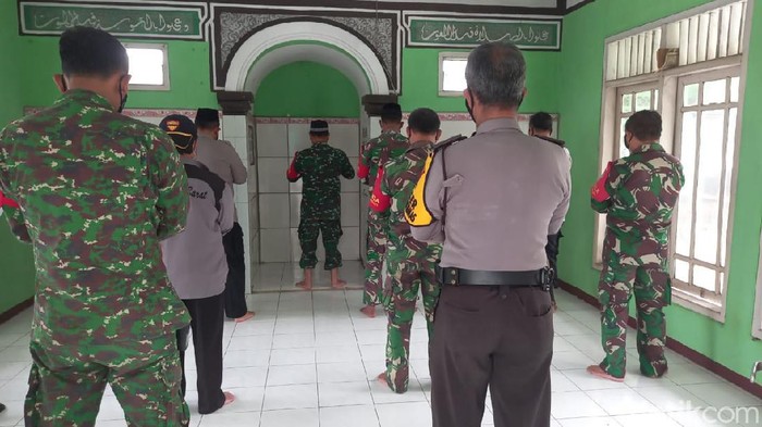 Kodim 0604 Karawang menggelar salat gaib untuk awak KRI Nanggala-402 yang gugur