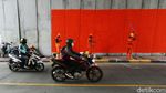 Bersih-bersih di Kolong Jembatan Tanah Abang