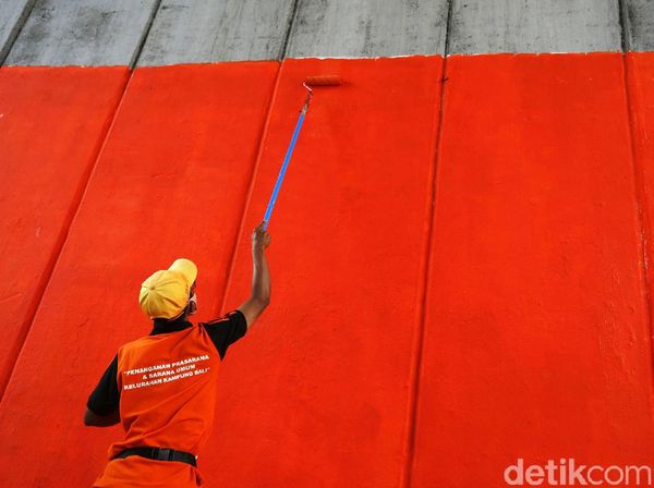 Bersih-bersih di Kolong Jembatan Tanah Abang