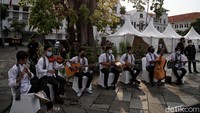Oleh karena itu, pihaknya tidak segan-segan untuk membantu Anies dalam membangun dan memfasilitasi turis domestik.