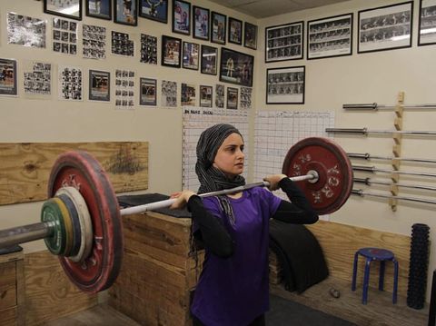 anita berhijab pertama Kulsoom Abdullah sebagai atlet angkat besi.