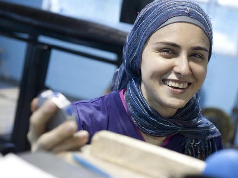 anita berhijab pertama Kulsoom Abdullah sebagai atlet angkat besi.