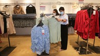 Red Hot Deals adakan konsep bazaar secara permanen, dihadirkan oleh SOGO Department Store dengan menghadirkan deretan brands ternama internasional mulai brands fashion, active wear hingga travel. 