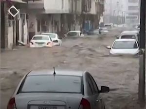 Penampakan Banjir di Makkah, Mobil-mobil Hanyut!