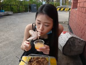 Masak Ayam Langsung di Pemandian Air Panas, Wanita Ini Dikritik Netizen