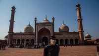 Seperti dilansir Arab News, Rabu (28/4/2021), lonjakan kasus Corona di India membuat kewalahan sistem layanan kesehatan setempat, dengan rumah-rumah sakit setempat kekurangan tempat tidur pasien, pasokan oksigen, dan obat-obatan. Yawar Nazir/Getty Images.