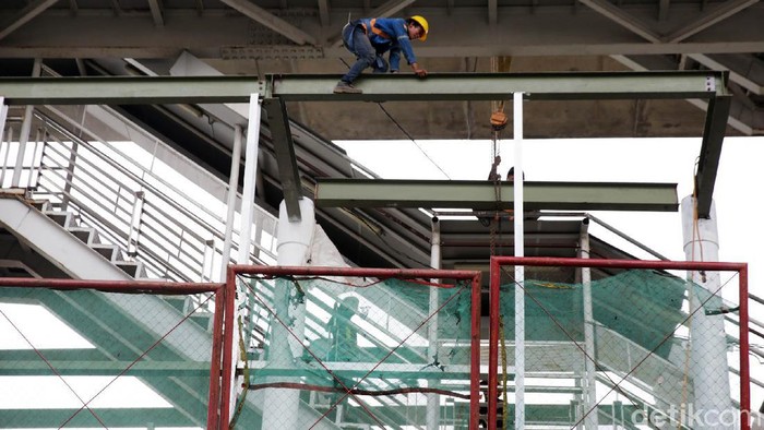 Pembangunan skybridge untuk integrasi halte TransJakarta CSW dengan Stasiun MRT ASEAN terus dikebut. Proyek tersebut ditargetkan selesai pada Mei 2021.